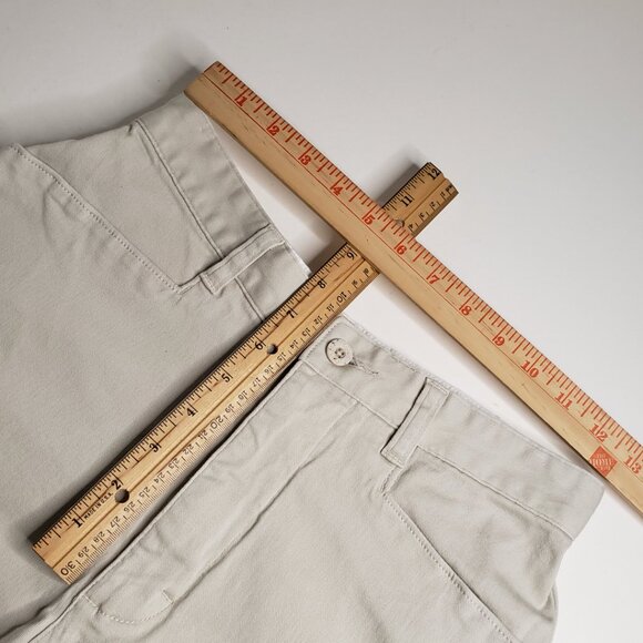 Women’s Lee Khakis Beige Tan Classic Fit Chino Capris Short Pants NWOT 4P - Picture 5 of 8